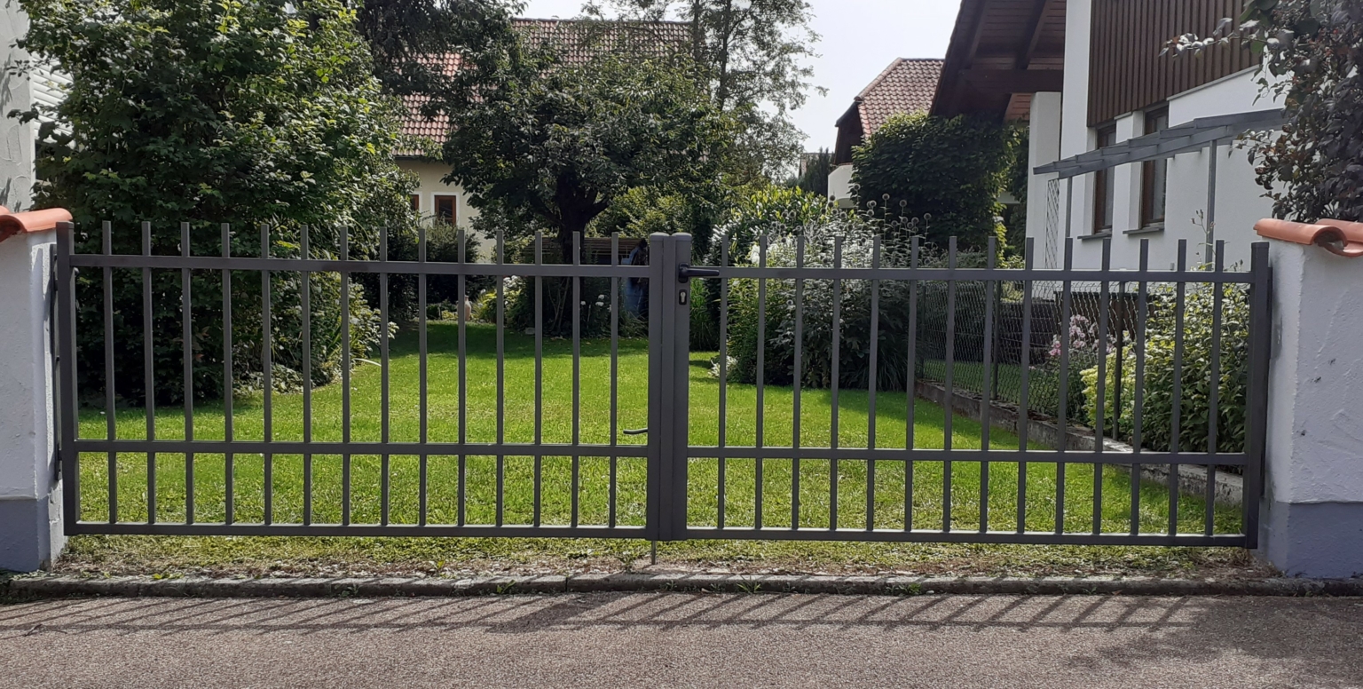 Schlichte Einfahrtstore im modernen Stil